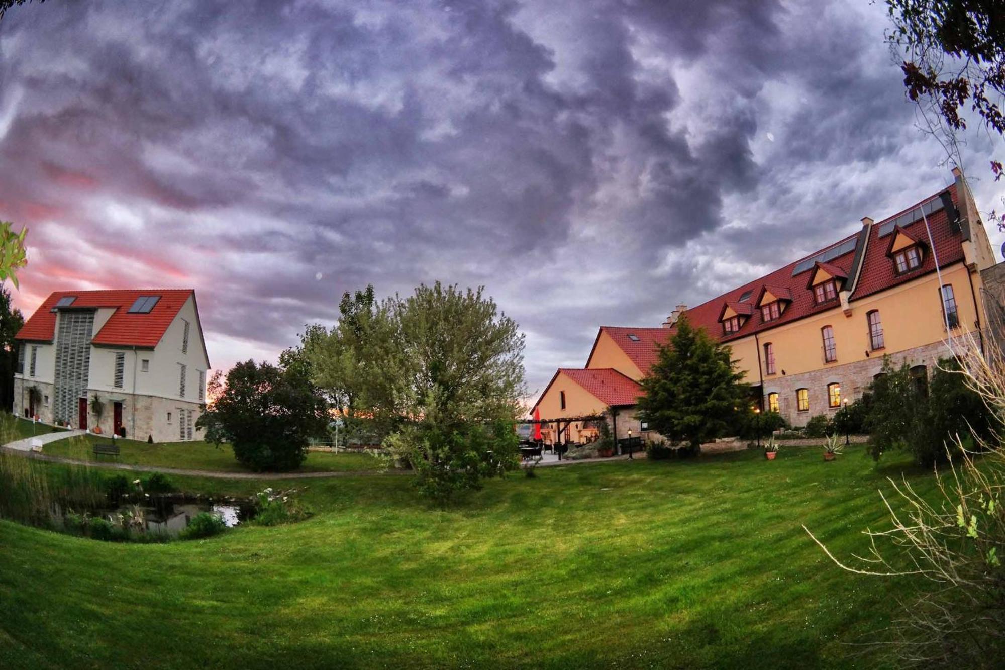 Hotel Und Restaurant Rittergut Kreipitzsch Naumburg  Buitenkant foto